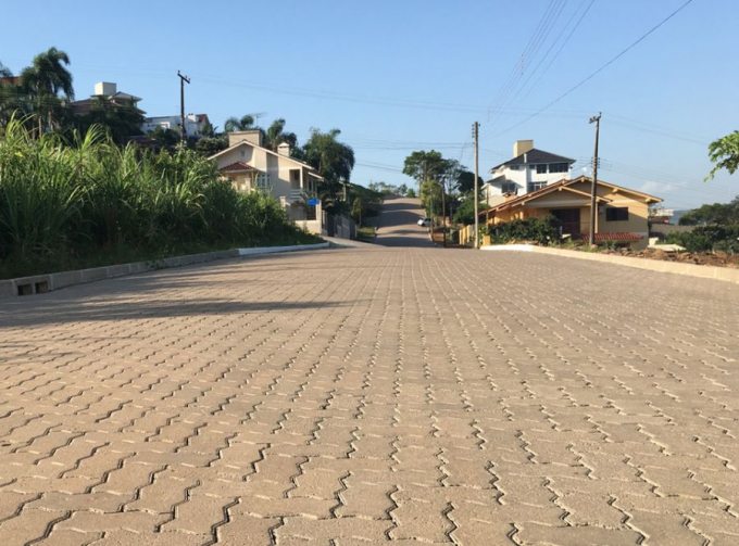 Pavimentação de Estradas com Piso Unistein da Concrefel