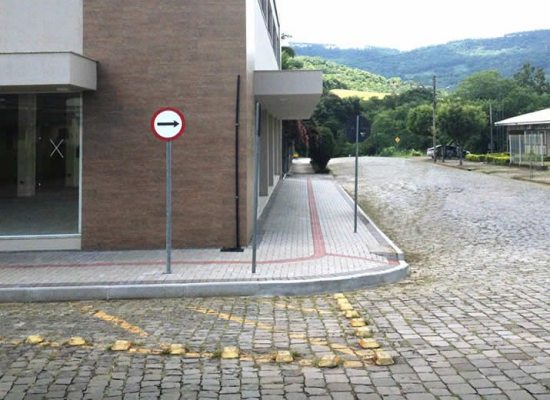 Calçada com guia para deficientes visuais