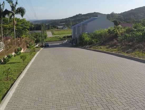 Pavimentação de Estradas com Piso Unistein da Concrefel